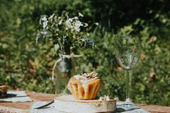 Verre et gâteau sur une table ensoleillée, un bouquet des fleurs de ressort pour l'humeur photos libres de droits Verre et gâteau sur une table ensoleillée, un bouquet des fleurs de ressort pour l'humeur photos libres de droits