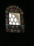 Verre souillé dans le cadre de la fenêtre supérieure du palais de Topkapi, Istanbul photographie stock libre de droits Verre souillé dans le cadre de la fenêtre supérieure du palais de Topkapi, Istanbul photographie stock libre de droits