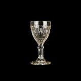 Verre à liqueur pour la vodka d'isolement sur le fond noir photo stock Verre à liqueur pour la vodka d'isolement sur le fond noir photo stock