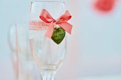 Verre à vin de mariage dedans sur la table dans la couleur de corail photographie stock libre de droits Verre à vin de mariage dedans sur la table dans la couleur de corail photographie stock libre de droits