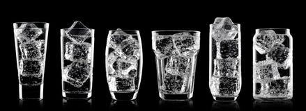 Verres de boisson de soude de l'eau de scintillement avec de la glace photographie stock libre de droits Verres de boisson de soude de l'eau de scintillement avec de la glace photographie stock libre de droits