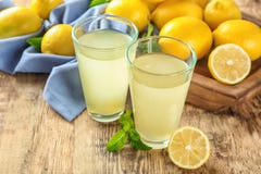 Verres de jus de citron et de citrons frais photos stock Verres de jus de citron et de citrons frais photos stock