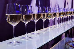 Verres de vin blanc de partie photo stock Verres de vin blanc de partie photo stock