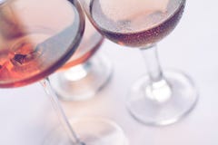 Verres de vin de Rose photos libres de droits Verres de vin de Rose photos libres de droits