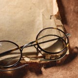 Verres de vintage sur le vieux papier image stock Verres de vintage sur le vieux papier image stock