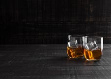 Verres de whiskey avec de la glace sur le fond en bois photos stock Verres de whiskey avec de la glace sur le fond en bois photos stock