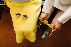 Verres et jupe jaunes photographie stock libre de droits Verres et jupe jaunes photographie stock libre de droits