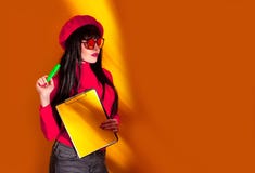 Verres jaunes de professeur de brune de b?ret d'ombre de rouge de fond de femme d'affaires dr?les photographie stock Verres jaunes de professeur de brune de b?ret d'ombre de rouge de fond de femme d'affaires dr?les photographie stock