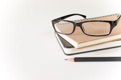 Verres, livre et crayon sur le fond blanc photos stock Verres, livre et crayon sur le fond blanc photos stock