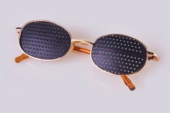 Verres médicaux noirs avec des trous d'isolement sur le fond blanc images stock Verres médicaux noirs avec des trous d'isolement sur le fond blanc images stock