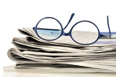 Verres sur des journaux photos stock Verres sur des journaux photos stock