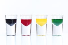 Verres à liqueur avec le liquide coloré images stock Verres à liqueur avec le liquide coloré images stock