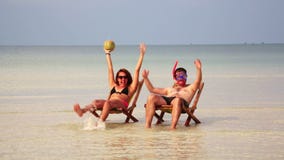 Verrückte Paare, die innerhalb des fantastischen Kristallwassers ein Sonnenbad nehmen Verrückte Paare, die innerhalb des fantastischen Kristallwassers ein Sonnenbad nehmen