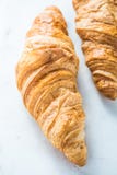 Vers croissant op witte raad royalty-vrije stock fotografie Vers croissant op witte raad royalty-vrije stock fotografie