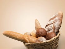 Vers eigengemaakt brood in mand op lichte achtergrond stock foto Vers eigengemaakt brood in mand op lichte achtergrond stock foto