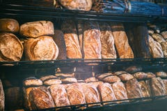 Vers gebakken brood in rustieke bakkerij stock fotografie Vers gebakken brood in rustieke bakkerij stock fotografie