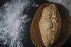 Vers gebakken eigengemaakt traditioneel brood op rustieke houten lijst, hoogste mening royalty-vrije stock foto Vers gebakken eigengemaakt traditioneel brood op rustieke houten lijst, hoogste mening royalty-vrije stock foto