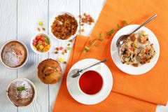 Vers gebakken Muffins en kop thee stock afbeelding Vers gebakken Muffins en kop thee stock afbeelding