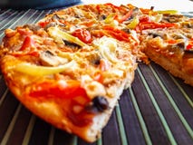 Vers gebakken pizza met ham stock fotografie Vers gebakken pizza met ham stock fotografie