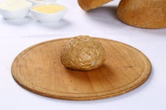 Vers geheel die korrelbrood in de helft wordt gesneden royalty-vrije stock afbeeldingen Vers geheel die korrelbrood in de helft wordt gesneden royalty-vrije stock afbeeldingen