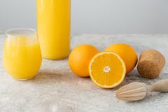 Vers gemaakt jus d'orange die vitamine C, gesneden sinaasappelen, houten cork en pers bevatten Proces om fruitdrank te maken Gezo royalty-vrije stock afbeeldingen Vers gemaakt jus d'orange die vitamine C, gesneden sinaasappelen, houten cork en pers bevatten Proces om fruitdrank te maken Gezo royalty-vrije stock afbeeldingen