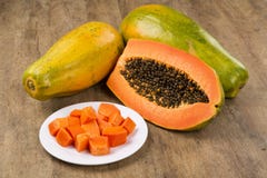 Vers mamaofruit van de besnoeiings sappig tropisch papaja met zaden in Brazilië stock fotografie Vers mamaofruit van de besnoeiings sappig tropisch papaja met zaden in Brazilië stock fotografie