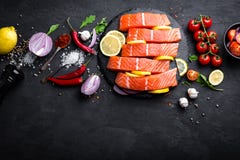 Vers ruw zalm rood visfilet op zwarte achtergrond Stock Afbeelding Vers ruw zalm rood visfilet op zwarte achtergrond Stock Afbeelding