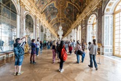 VERSAILLES, FRANCE - May 07, 2016 : Many tourist visiting Hall o stock photos VERSAILLES, FRANCE - May 07, 2016 : Many tourist visiting Hall o stock photos