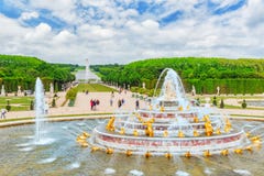 VERSAILLES FRANCJA, LIPIEC, - 02, 2016: Latona fontanny basen, oppo zdjęcie stock VERSAILLES FRANCJA, LIPIEC, - 02, 2016: Latona fontanny basen, oppo zdjęcie stock