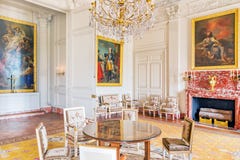 VERSAILLES FRANCJA, LIPIEC, - 02, 2016: Żywy pokój th (salon) obraz stock VERSAILLES FRANCJA, LIPIEC, - 02, 2016: Żywy pokój th (salon) obraz stock
