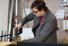 Versammlungsteilnehmer mit dem Schraubenzieher, der Möbel herstellt lizenzfreies stockbild Versammlungsteilnehmer mit dem Schraubenzieher, der Möbel herstellt lizenzfreies stockbild