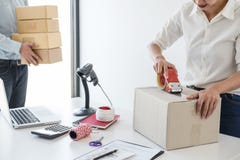 Versand-Online-Verk?ufe, Kleinbetrieb oder SME-Unternehmerinhaber-Zustelldienst und Arbeitsverpackungskasten, Gesch?ftseigent?mer lizenzfreies stockbild Versand-Online-Verk?ufe, Kleinbetrieb oder SME-Unternehmerinhaber-Zustelldienst und Arbeitsverpackungskasten, Gesch?ftseigent?mer lizenzfreies stockbild