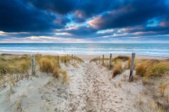Versanden Sie Weg zur Nordseeküste bei Sonnenuntergang lizenzfreies stockbild Versanden Sie Weg zur Nordseeküste bei Sonnenuntergang lizenzfreies stockbild