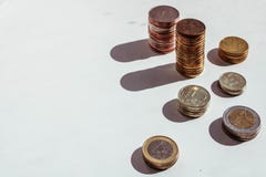 Verscheidene muntstukkenstapels op de witte achtergrond met plaats voor uw tekst royalty-vrije stock foto Verscheidene muntstukkenstapels op de witte achtergrond met plaats voor uw tekst royalty-vrije stock foto