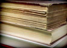 Verscheidene oude boeken met gestapelde versleten pagina's stock afbeelding Verscheidene oude boeken met gestapelde versleten pagina's stock afbeelding