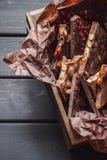 Verscheidenheid van chocoladerepen in houten doos royalty-vrije stock fotografie Verscheidenheid van chocoladerepen in houten doos royalty-vrije stock fotografie
