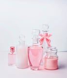 Verscheidenheid van roze cosmetische productflessen en bloemen die zich op witte roze achtergrond met bokeh bevinden Huidzorg, ko stock fotografie Verscheidenheid van roze cosmetische productflessen en bloemen die zich op witte roze achtergrond met bokeh bevinden Huidzorg, ko stock fotografie