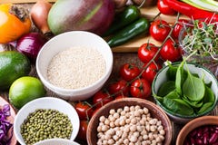 Verscheidenheid van verse groenten, vruchten, droge korrels en bonen stock foto Verscheidenheid van verse groenten, vruchten, droge korrels en bonen stock foto