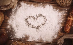 Verschiedene Arten des Brotes auf Holztisch wischten mit Mehl ab Lizenzfreie Stockfotografie Verschiedene Arten des Brotes auf Holztisch wischten mit Mehl ab Lizenzfreie Stockfotografie
