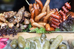 Verschiedene Arten von gegrillten Würsten Köstliche Nahrung lizenzfreie stockbilder Verschiedene Arten von gegrillten Würsten Köstliche Nahrung lizenzfreie stockbilder