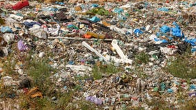 Verschiedenes Material weggeworfen auf Müllgrube, Gras, das herum wächst Keine Logos/eingetragenen Warenzeichen sichtbar auf entl lizenzfreie stockfotos Verschiedenes Material weggeworfen auf Müllgrube, Gras, das herum wächst Keine Logos/eingetragenen Warenzeichen sichtbar auf entl lizenzfreie stockfotos