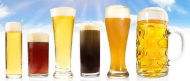 Verschillende Biersoorten op Hemel en Zonachtergrond royalty-vrije stock fotografie Verschillende Biersoorten op Hemel en Zonachtergrond royalty-vrije stock fotografie