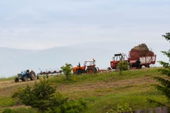 Verschillende tractoren die samenwerken stock afbeeldingen Verschillende tractoren die samenwerken stock afbeeldingen