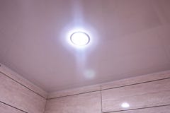 Verschobene Decke installiert in die Wohnung oder in einen anderen Raum mit eingebauten Lampen lizenzfreie stockfotografie Verschobene Decke installiert in die Wohnung oder in einen anderen Raum mit eingebauten Lampen lizenzfreie stockfotografie