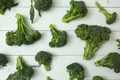 Verse broccoli op witte lijst Hoogste mening royalty-vrije stock fotografie Verse broccoli op witte lijst Hoogste mening royalty-vrije stock fotografie
