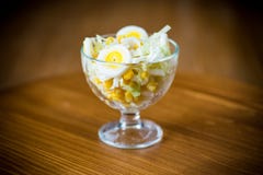 Verse de koolsalade van Peking met gekookte eieren, ingeblikt graan stock foto's Verse de koolsalade van Peking met gekookte eieren, ingeblikt graan stock foto's