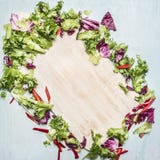 Verse die salademengeling met zout en olie, rond een scherpe raadsplaats wordt opgemaakt voor tekst, kader houten hoogste mening stock foto's Verse die salademengeling met zout en olie, rond een scherpe raadsplaats wordt opgemaakt voor tekst, kader houten hoogste mening stock foto's