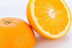 Verse die sinaasappel wordt gehalveerd om de pulp te tonen stock foto Verse die sinaasappel wordt gehalveerd om de pulp te tonen stock foto