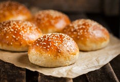 Verse eigengemaakte hamburgerbroodjes royalty-vrije stock foto Verse eigengemaakte hamburgerbroodjes royalty-vrije stock foto