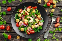 Verse Gezonde Garnalensalade met tomaten, rode ui op zwarte plaat Concepten gezond voedsel Stock Foto Verse Gezonde Garnalensalade met tomaten, rode ui op zwarte plaat Concepten gezond voedsel Stock Foto